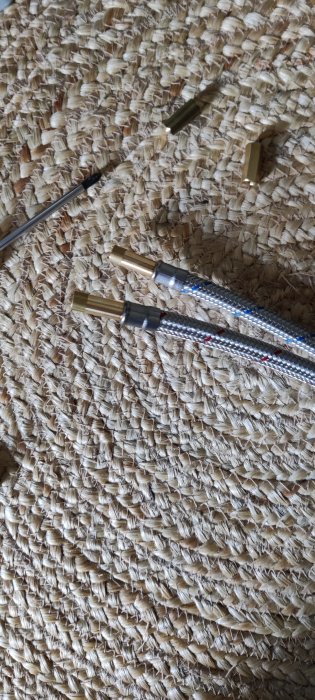 Audio-/videokablar med förstärkt hylsa som ligger på en matta i naturfiber.