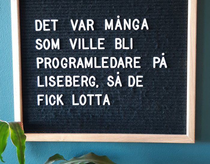 Svart letter board med vit text om att många ville bli programledare på Liseberg och fick lotta.