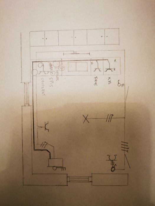 Handritad skiss av kökslayout med symboler för eluttag och brytare.