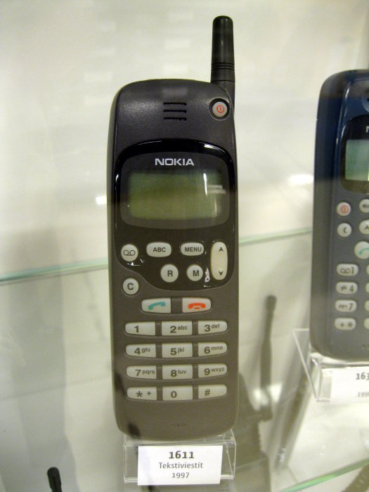 En Nokia 1611 mobiltelefon från 1997 visas på ett museum.