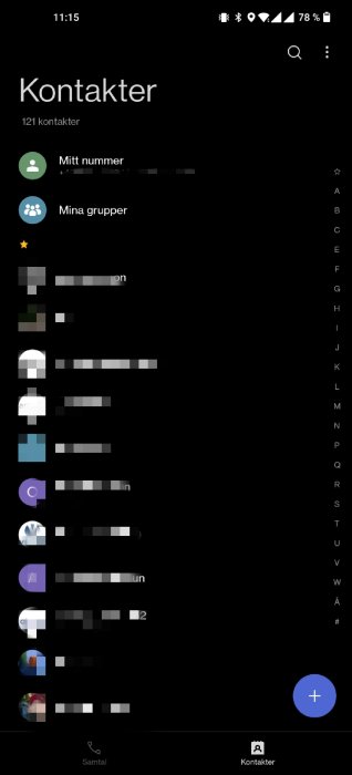 Skärmdump av en kontaktlista i en smartphone med suddade namn och nummer.