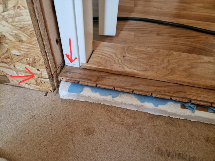 Dörrtröskel med markeringar för planerat flytspacklingsarbete vid badrumsrenovering.