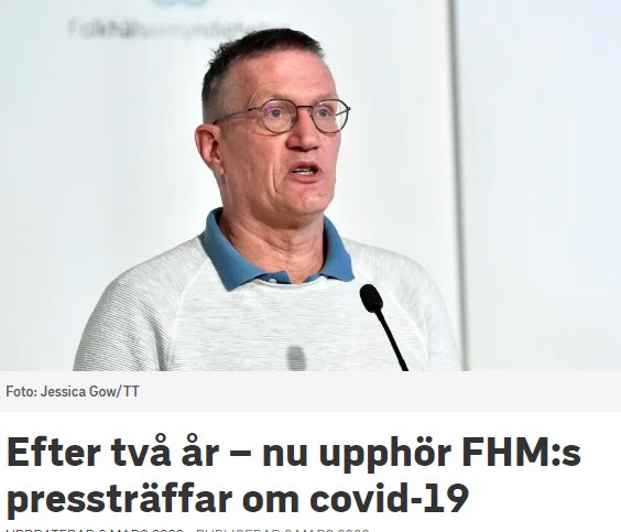 Man vid talarstol under presskonferens om covid-19.