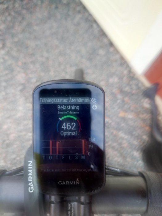 Garmin cykeldator monterad på styre som visar träningsstatus och belastning med värden på skärmen.