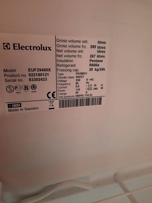 Typskylt på en Electrolux frysskåp med modellinformation och specifikationer.