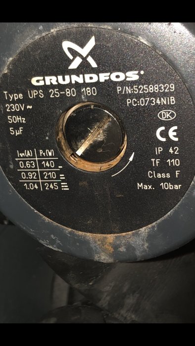 Närstående bild av en GRUNDFOS UPS 25-80 180 pump med teknisk specifikation, använd i en NIBE F1225 värmeanläggning.