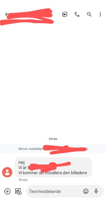 Skärmdump av sms-konversation där montören bekräftar att de är på väg för installation av laddbox.