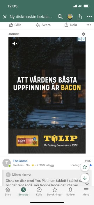 Annons för Tulip bacon med texten "att världens bästa uppfinning är bacon" över ett hus vid kvällstid.