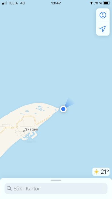 Skärmdump av en mobiltelefon med en kartapp öppen som visar en blå markör nära Skagen i soligt väder.
