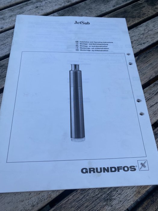 Instruktionsblad för Grundfos Jetsub pump på träyta.