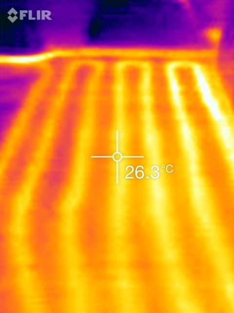 Värmekamerabild som visar golvvärme slingor med en temperatur på 26.3°C.