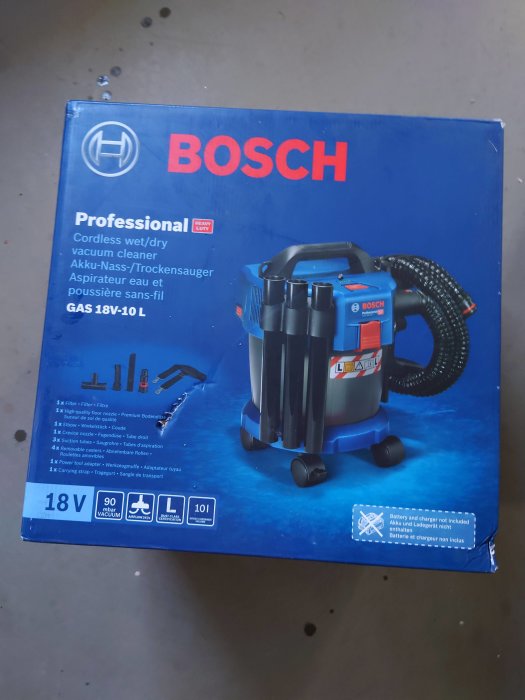 Bosch 18V sladdlös våt/torrdammsugare i förpackning på grovt golv.