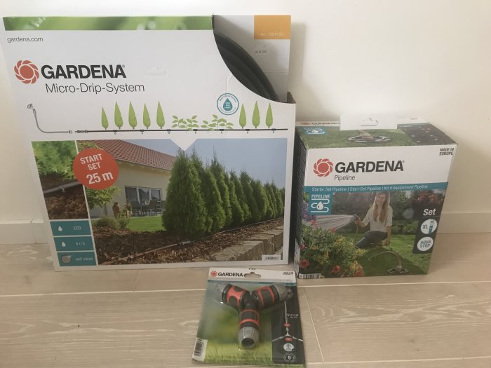 GARDENA Micro-Drip och Pipeline startsatser med rabatt och en hyvel på ett golv.