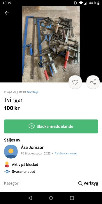 En samling av olika sorters tvingar i varierande storlekar och färger på ett betonggolv.