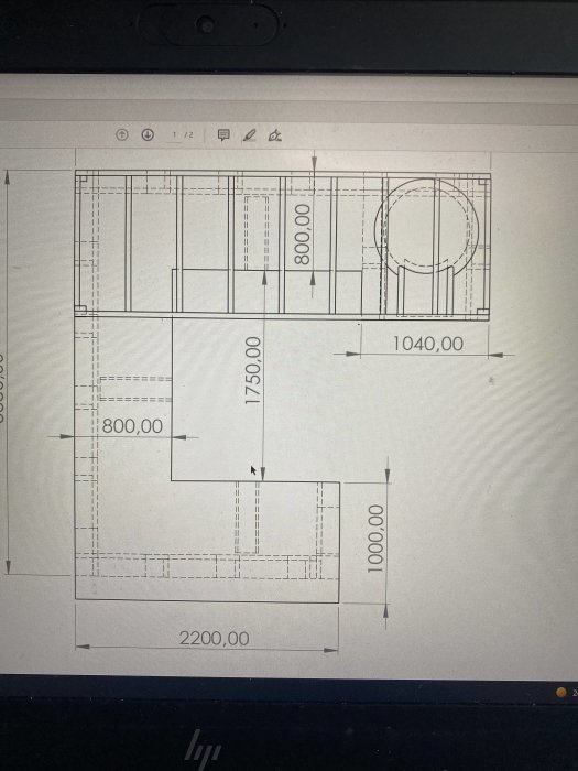 Ritning av ett framtida utekök med måttangivelser på en datorskärm.