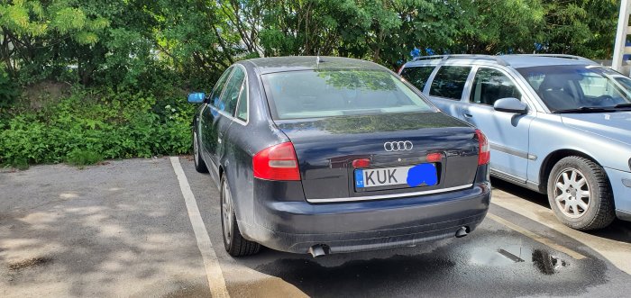 En Audi parkerad på en parkeringsplats med litauiska registreringsskyltar.