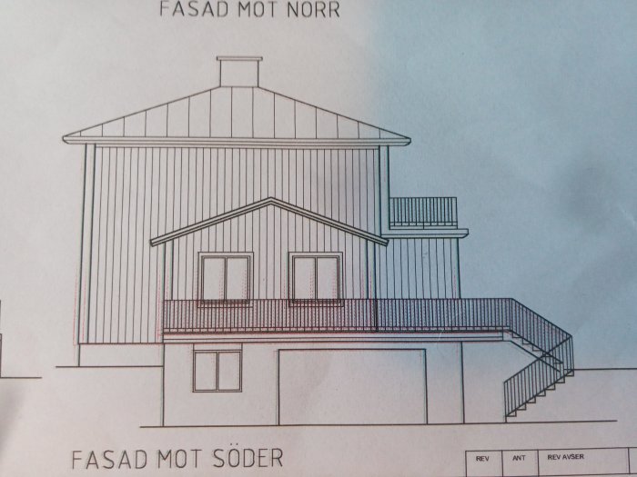 Arkitektonisk ritning av fasad mot söder med symmetriska fönster och en trappa.