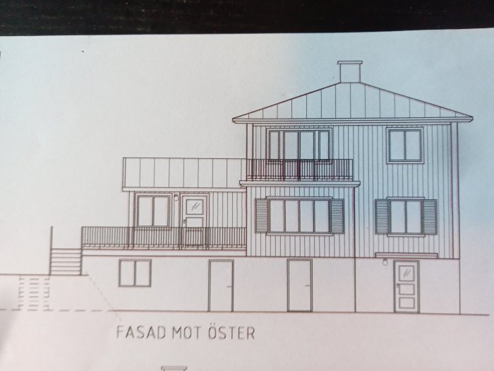 Ritning av husets östra fasad med symmetriska fönster på ena sidan och ett hörnfönster.