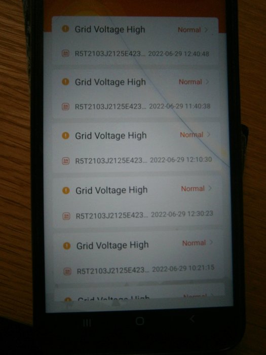 Smarttelefonskärm som visar flera "Grid Voltage High" varningar från eSolar Air appen.