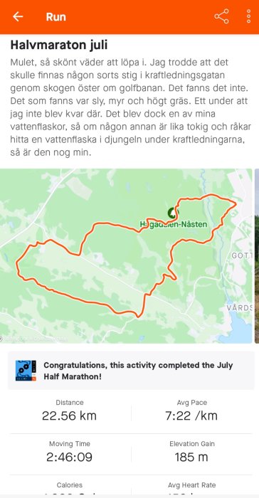 Skärmdump av en löparapp som visar kartan över en halvmaratonloppsrutt och löpstatistik inklusive distans och tid.