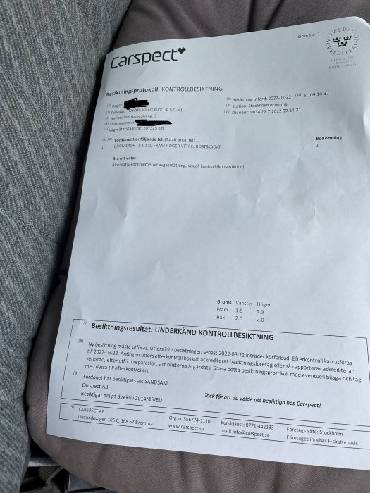 Ett besiktningsprotokoll för en Toyota Hilux som blivit underkänd på grund av ett bromsfel.