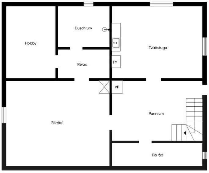 Planritning av en våning med betecknade rum som duschrum, tvättstuga och trappa.