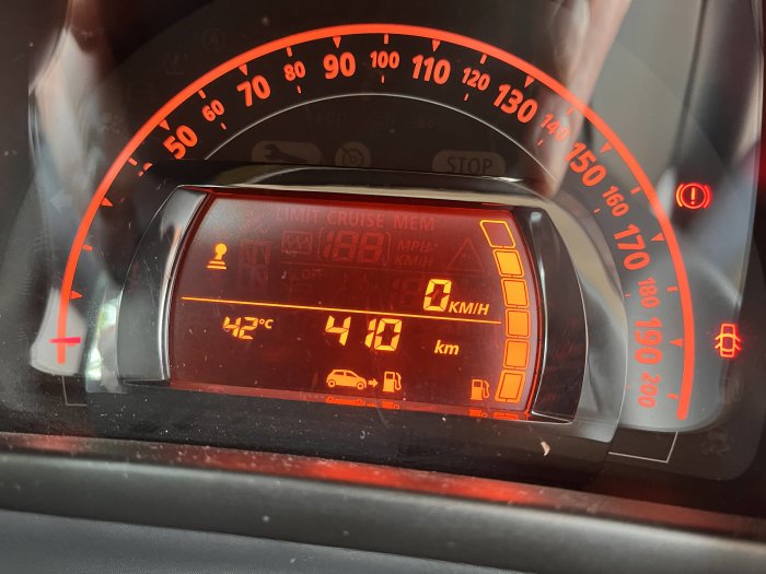Bilens instrumentbräda som visar hastighetsmätare, bränslemätare och varningslampor.