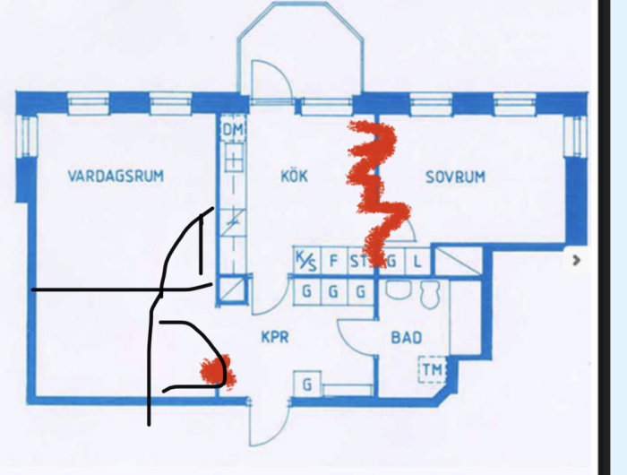Ritning av en lägenhet med röd markering där väggar föreslås tas bort för omplanering.