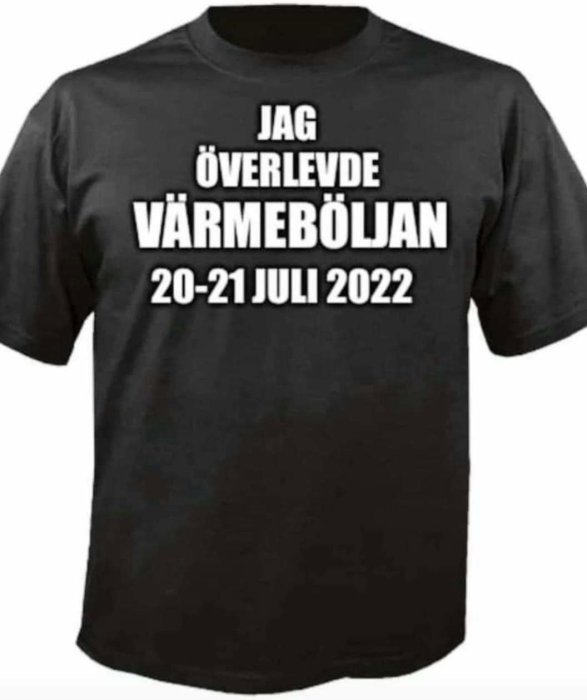 Svart t-shirt med text "JAG ÖVERLEVDE VÄRMEBÖLJAN 20-21 JULI 2022".