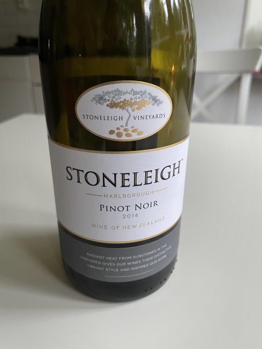 Flaska Stoneleigh Marlborough Pinot Noir 2014 från Nya Zeeland på ett bord.