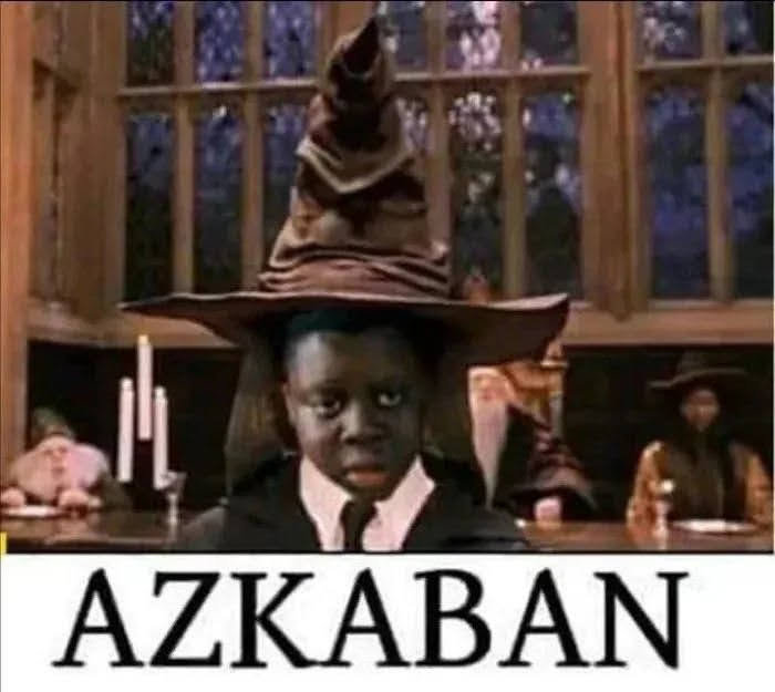 Bildbehandling med temat Harry Potter, en person med sorteringshatten på huvudet och texten "AZKABAN" under.
