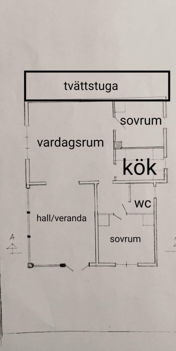 Ritning av en bostadsplan med markerade rum som kök, vardagsrum och tvättstuga.