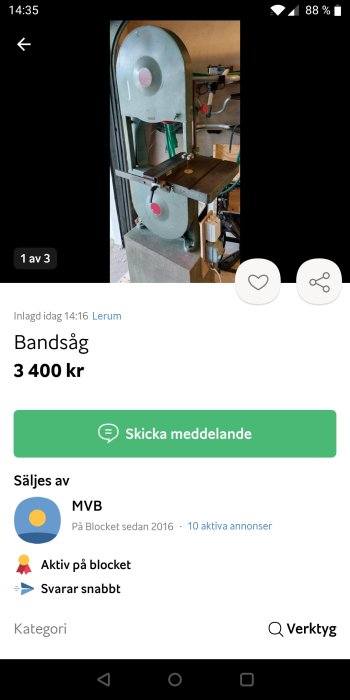 Vertikal bandsåg till försäljning i ett verkstadsutrymme.