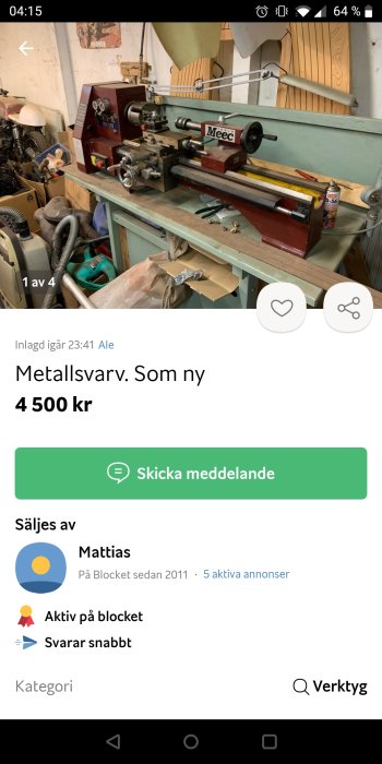 Metallsvarv av märket Meec i ett verkstadsrum, placerad på en arbetsbänk med olika verktyg i bakgrunden.