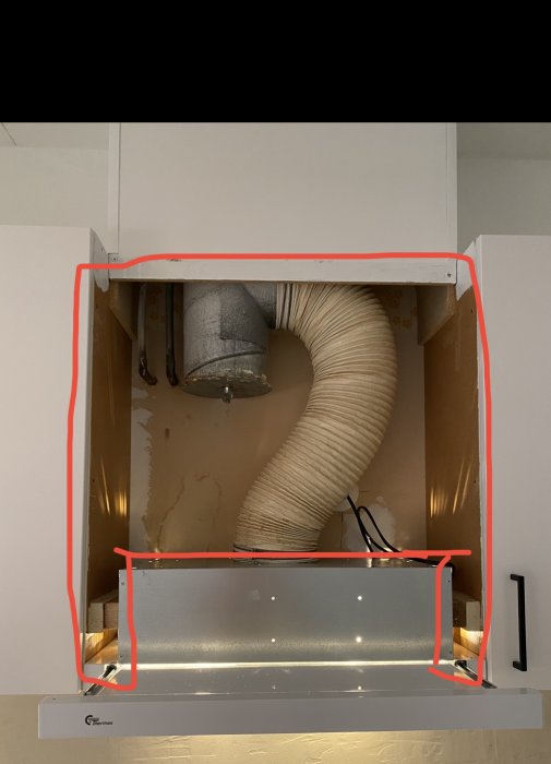 Öppen köksfläkt med synlig ventilationsslang och elektriska kablar, omgivna av röda markeringar.
