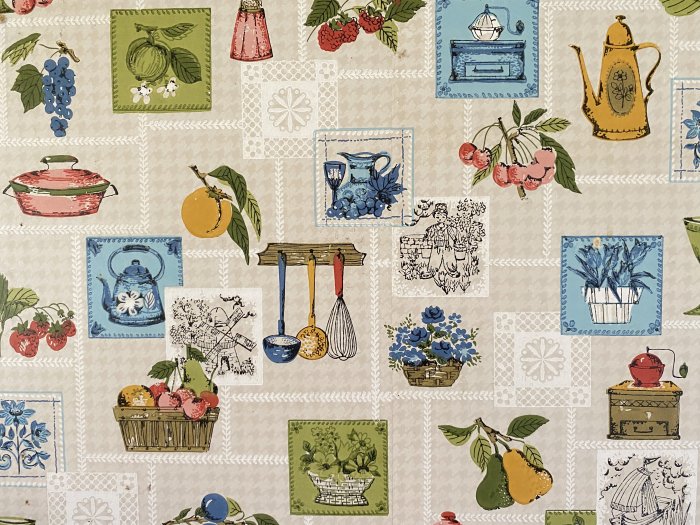 Mönstrad tapet med illustrationer av köksrelaterade motiv såsom frukt, köksredskap och blommor inramade av dekorativa element.