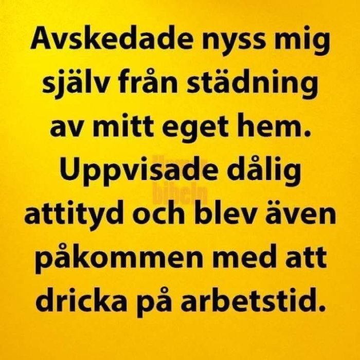 Text på gul bakgrund som skämtsamt säger "Avskedade nyss mig själv från städning av mitt eget hem...