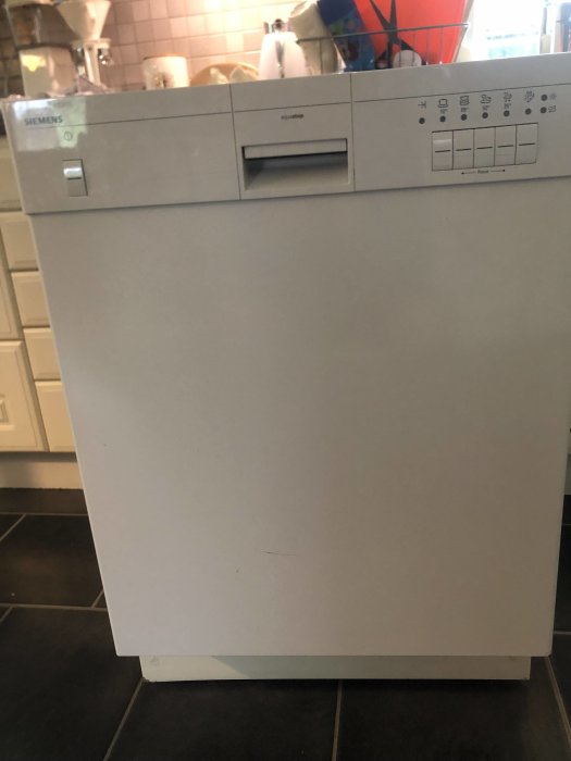 Framsida av en Siemens diskmaskin utan synligt modellnamn i ett kök.