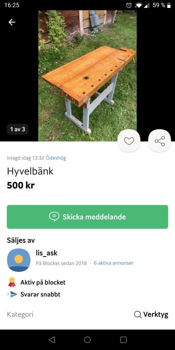 En hyvelbänk i trä står på gräs framför en byggnad, till salu för 500 kr.