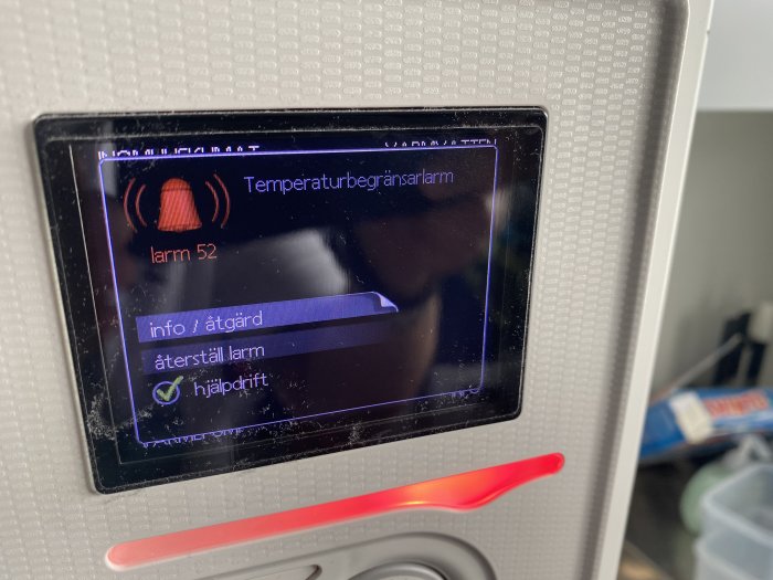 Display för värmepump med temperaturövergångslarm och alternativ för åtgärder.