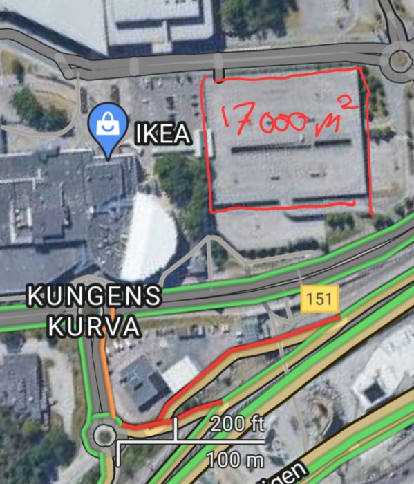 Satellitbild över IKEA och dess parkeringshus i Kungens Kurva med markerad yta för solenergipotential.