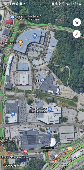 Satellitbild över en stormarknadsparkering vid IKEA i Kungens Kurva, potentiell yta för solceller.