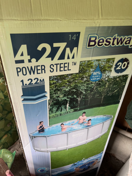 Oanvänd Bestway Power Steel pool i kartong, 4,27m diameter, med bild av en familj i poolen.