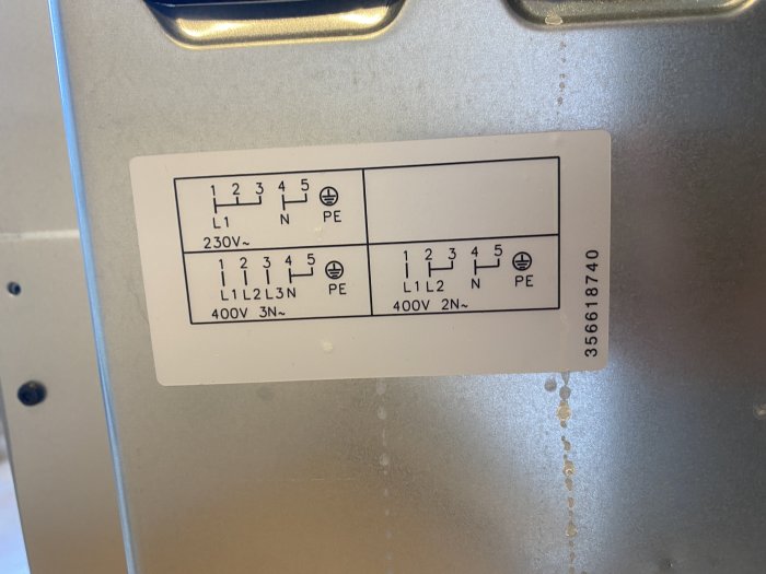 Etikett som visar olika sätt att koppla in elektriska faser 230V och 400V.