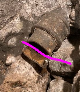 Avloppsrör markerat med rosa linje för att visa var ett rakt snitt ska göras.