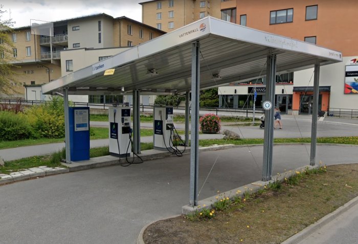 Vattenfalls laddstation i Tyresö med begränsat utrymme, endast två laddpunkter synliga.