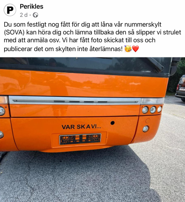 Orange buss bakifrån med tom nummerplåtshållare och texten "VAR SKAVI..." ovanför.