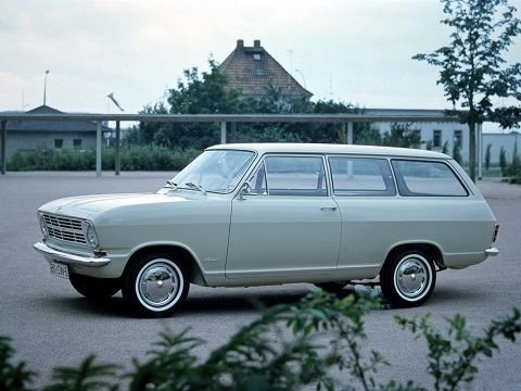 Vintage beige kombibil på en parkering, nämnd i ett inlägg om att hålla bilen igång på tomgång.