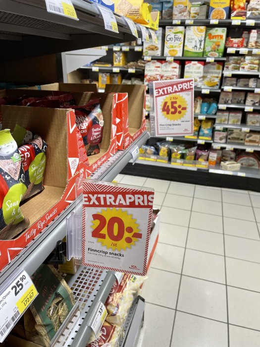 Extrapris-skyltar på Finn Crisp snacks i en matbutikshylla.