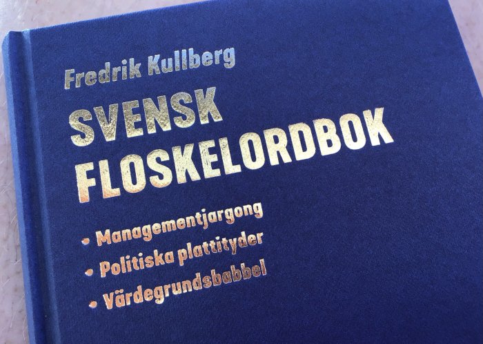 Bokomslag för "Svensk Floskelordbok" av Fredrik Kullberg, med ämnen om jargong och plattityder.